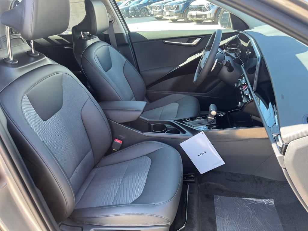 Vehicle image 15 of 31