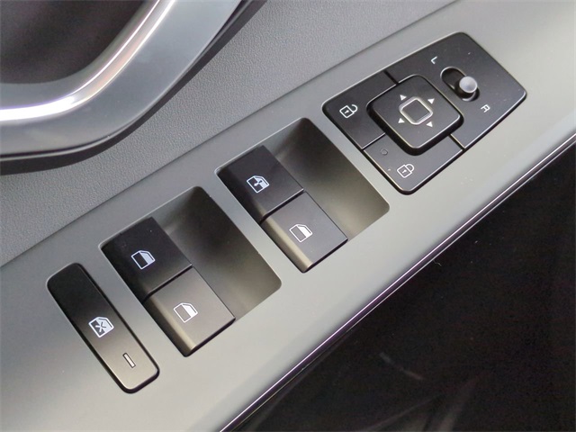 Vehicle image 24 of 28