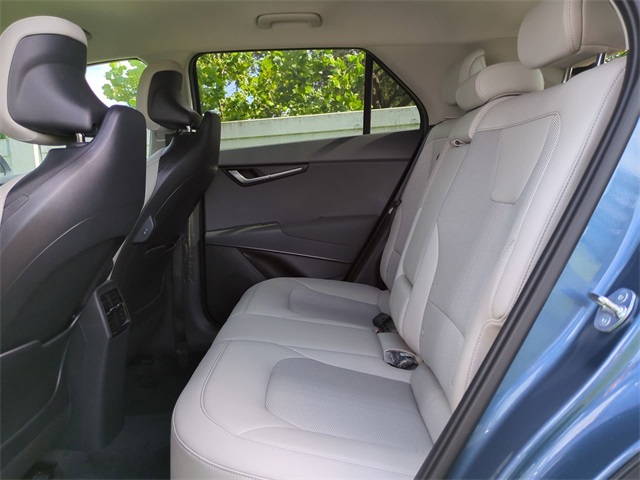 Vehicle image 11 of 28