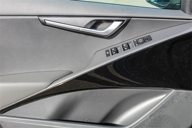 Vehicle image 21 of 27