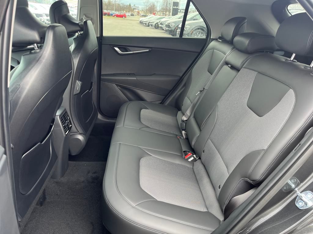 Vehicle image 14 of 32
