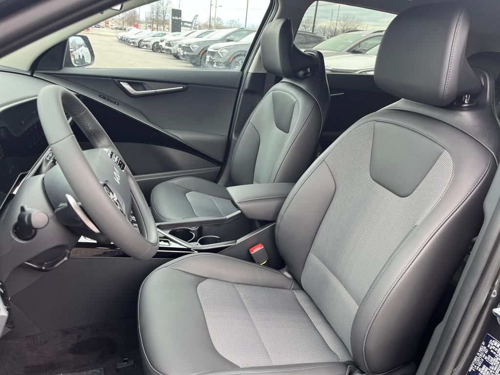 Vehicle image 13 of 32