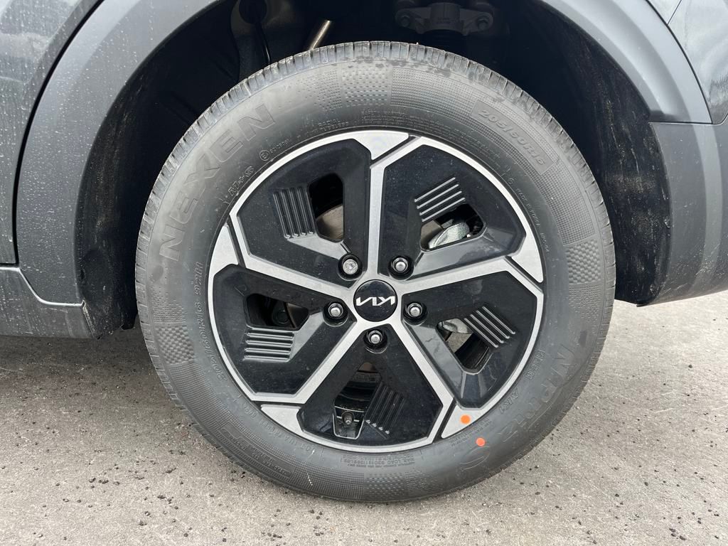 Vehicle image 10 of 32