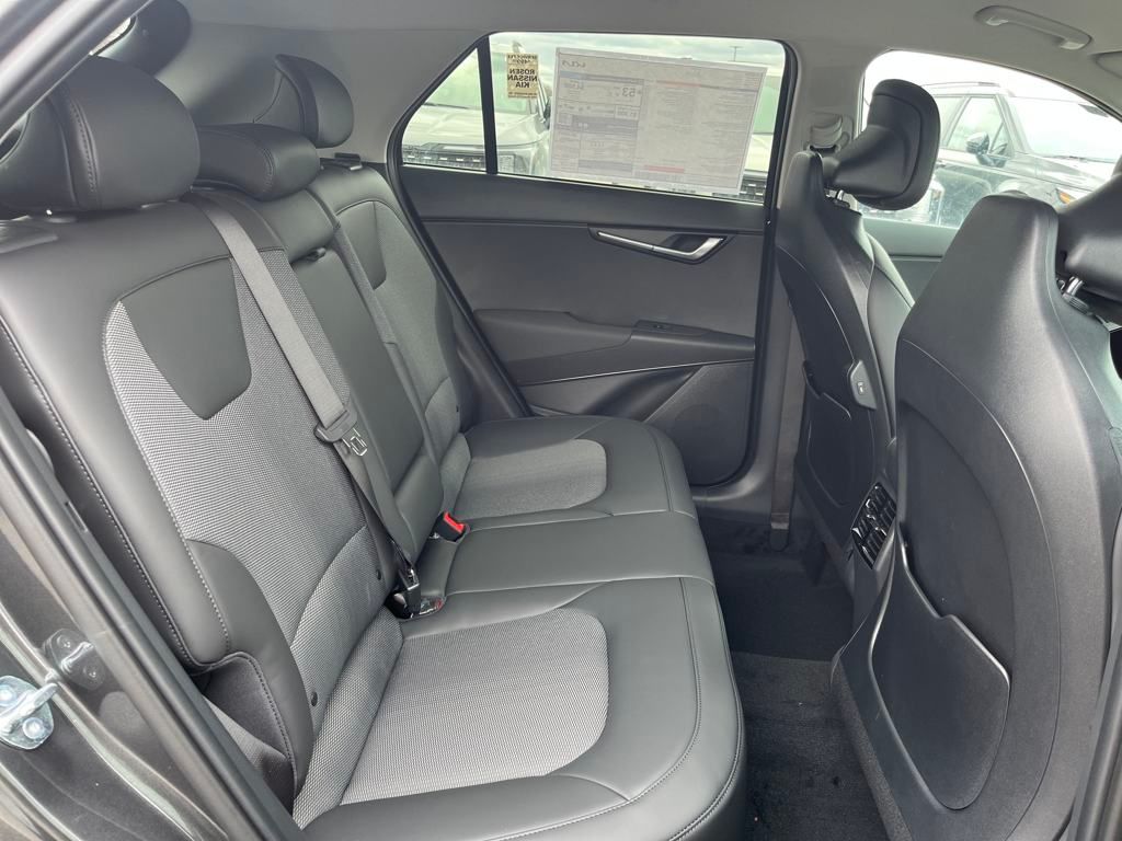 Vehicle image 16 of 32