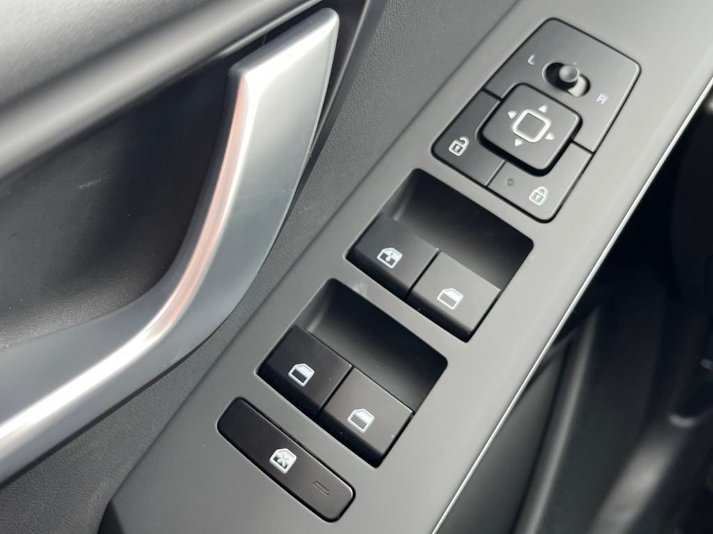 Vehicle image 18 of 32