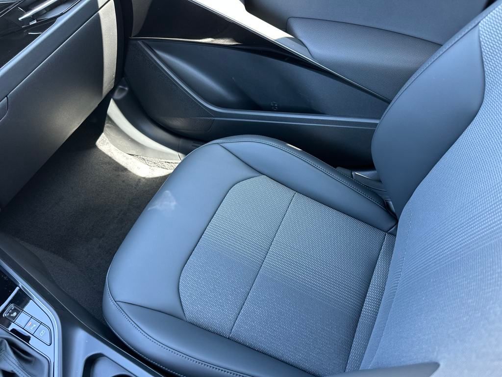 Vehicle image 26 of 34