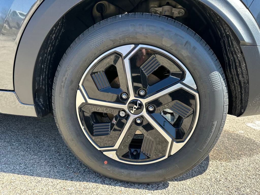 Vehicle image 33 of 34