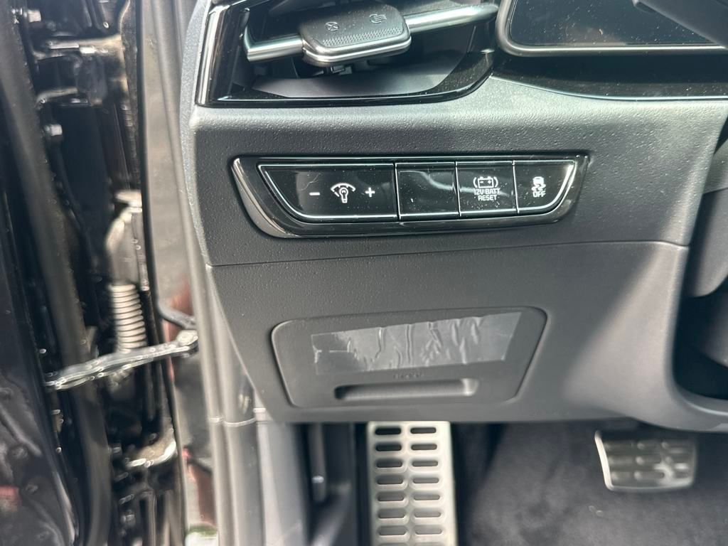 Vehicle image 27 of 43