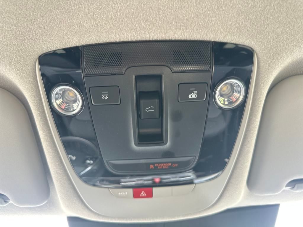 Vehicle image 33 of 43