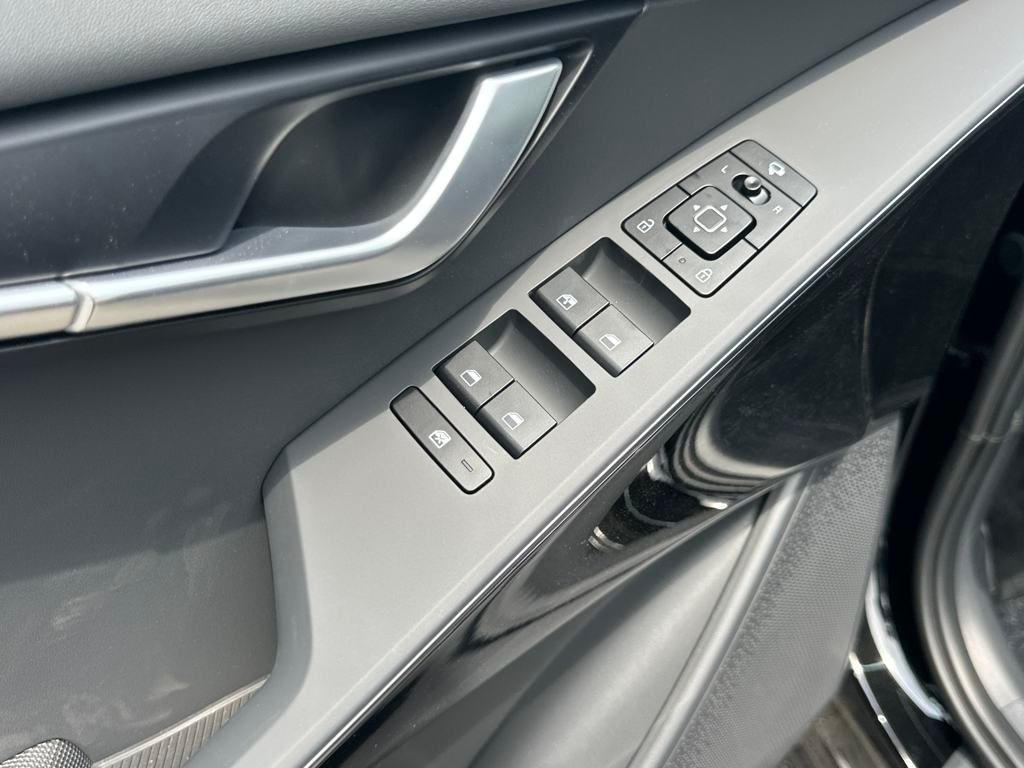 Vehicle image 25 of 43