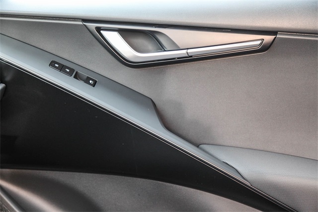 Vehicle image 19 of 25