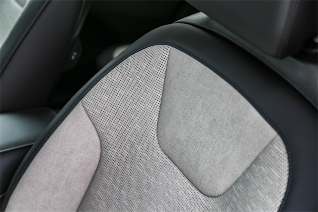 Vehicle image 19 of 25