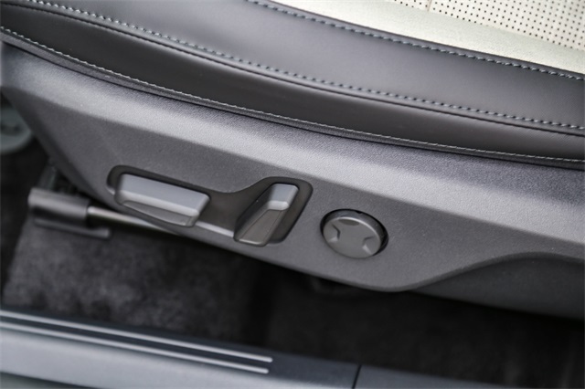 Vehicle image 21 of 25