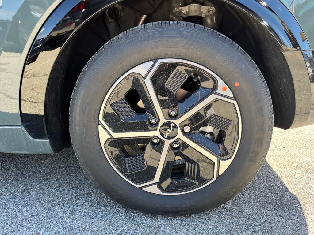 Vehicle image 10 of 33