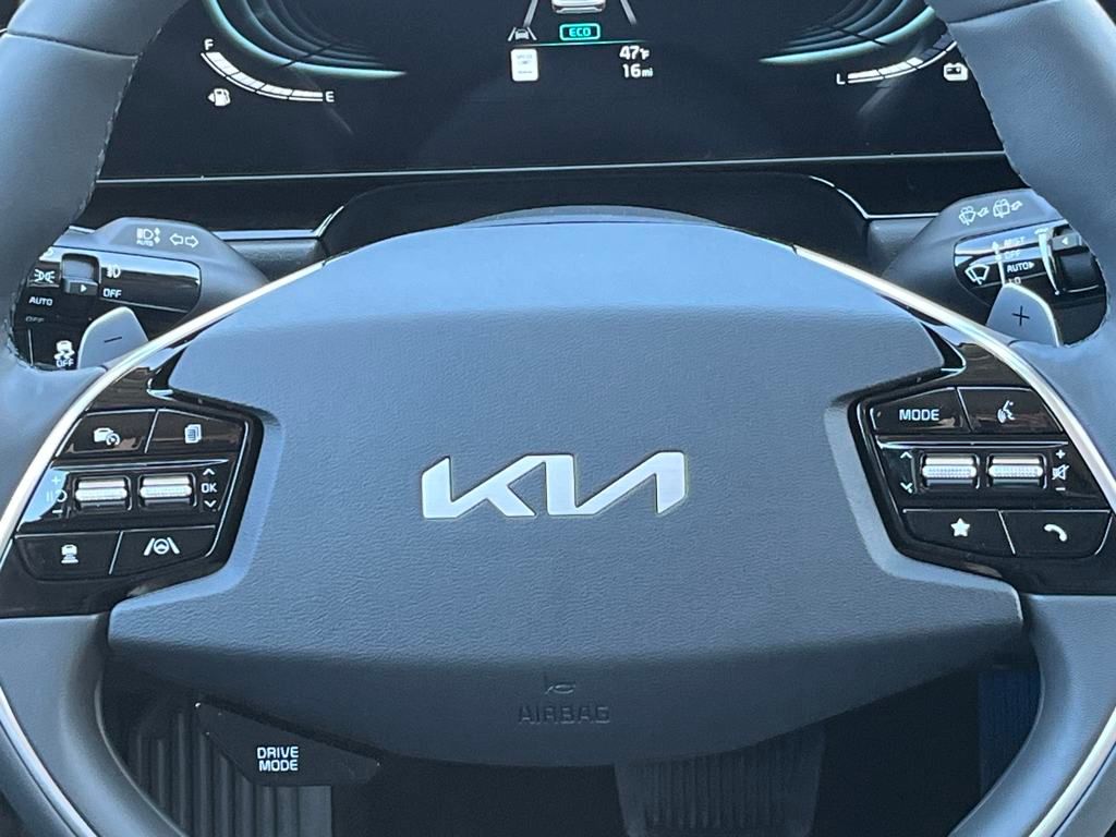 Vehicle image 21 of 33