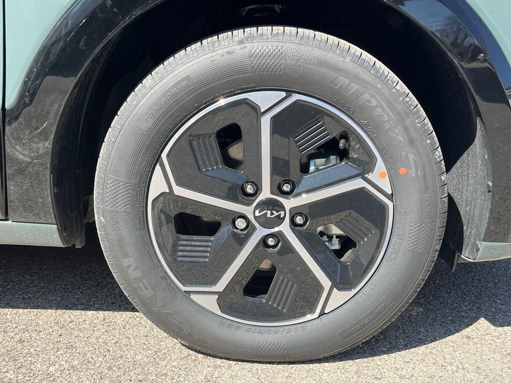 Vehicle image 11 of 33