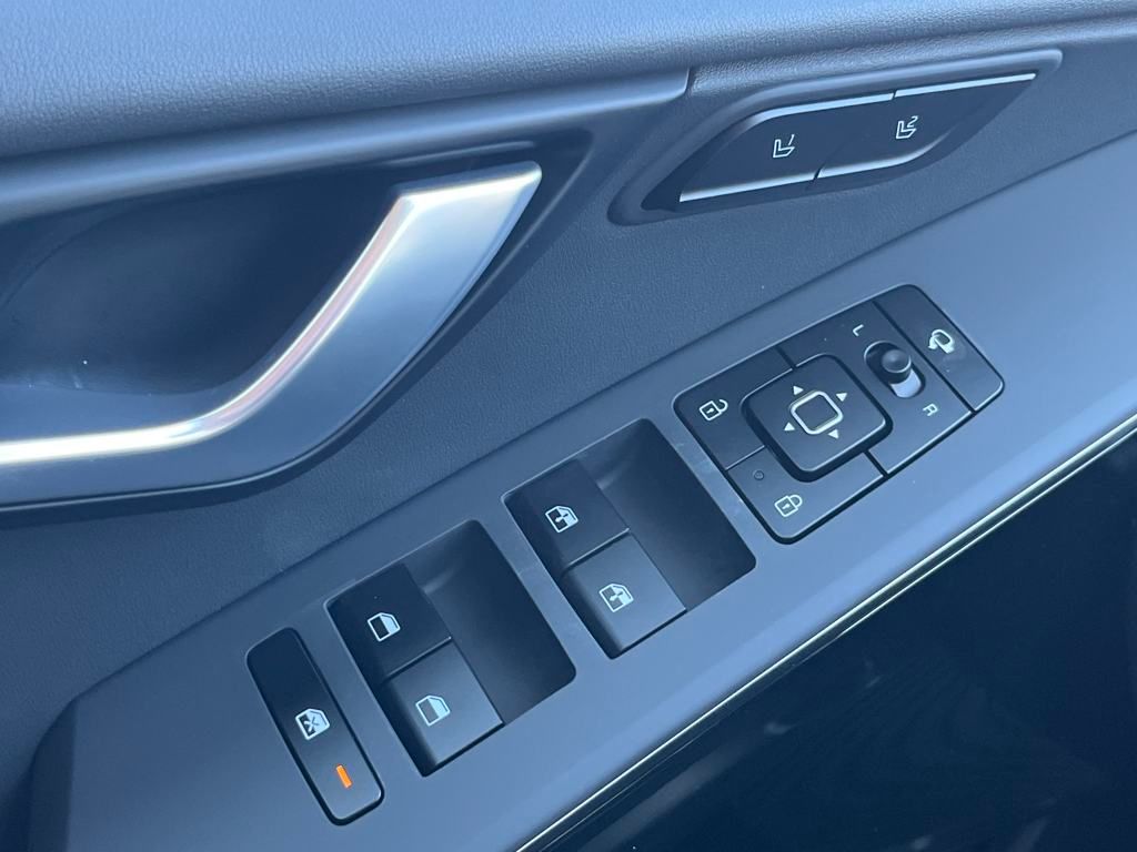 Vehicle image 18 of 33