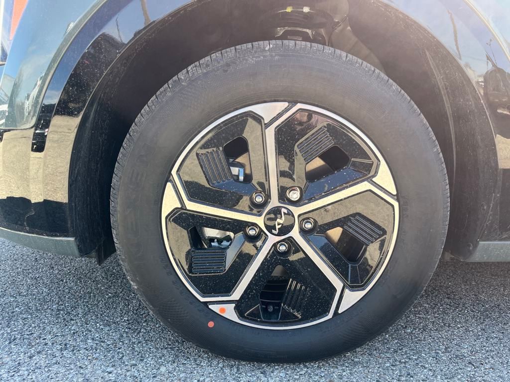 Vehicle image 9 of 33
