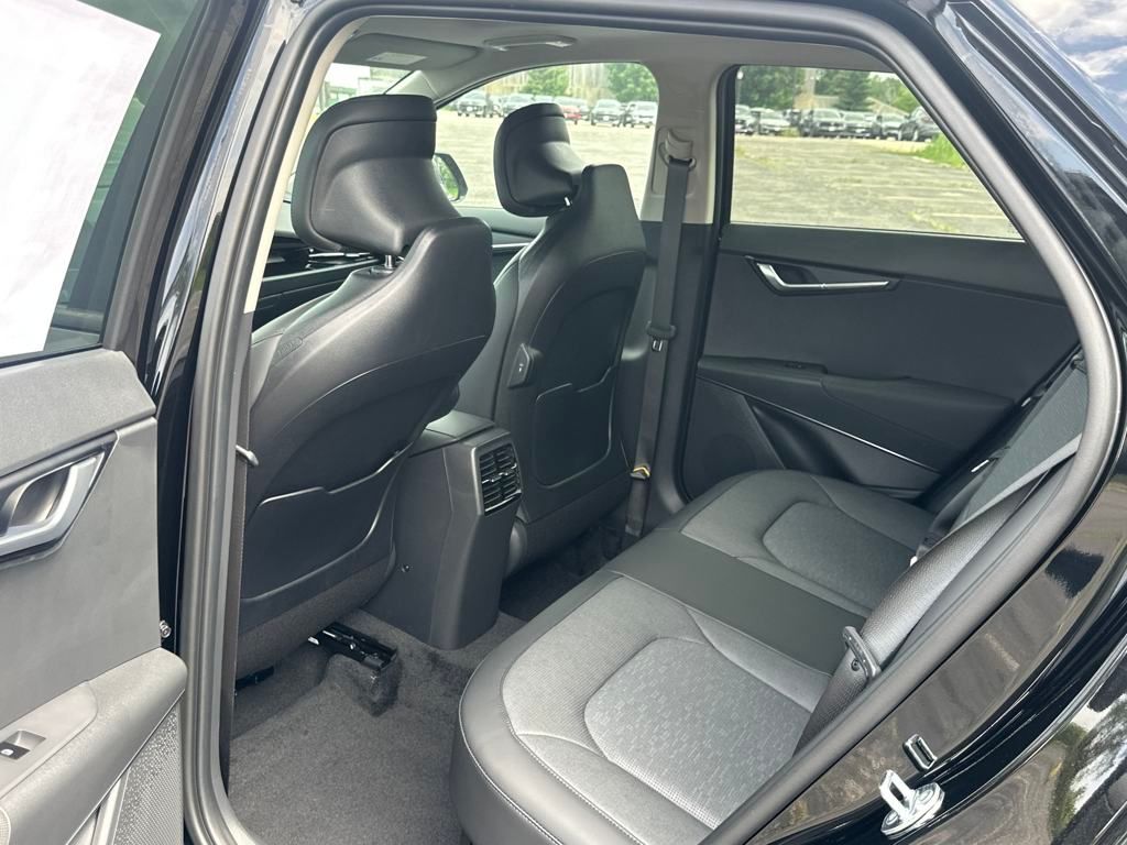 Vehicle image 14 of 44