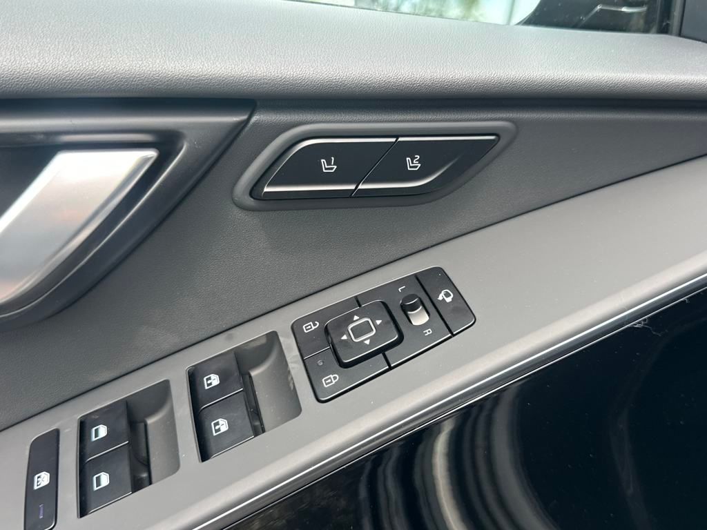 Vehicle image 12 of 44
