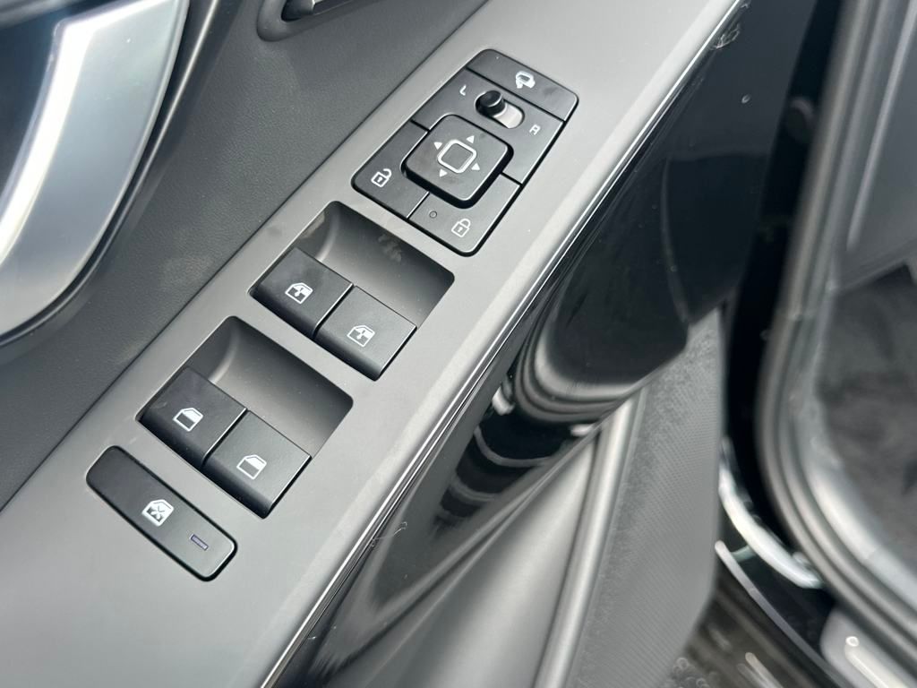 Vehicle image 11 of 44