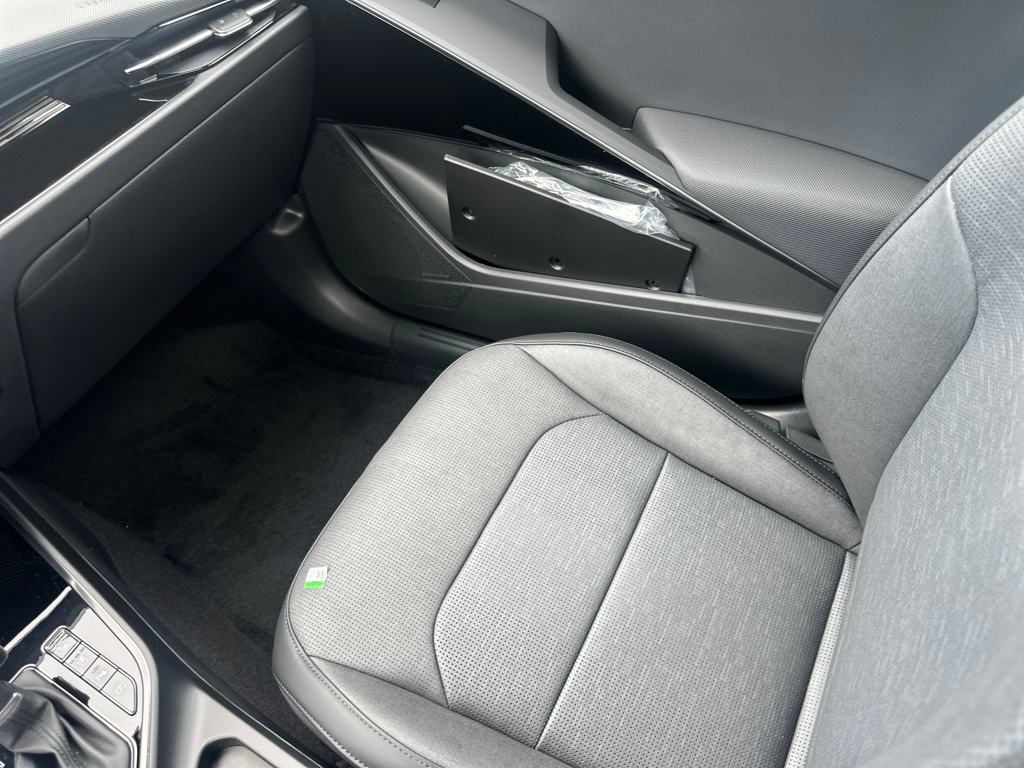 Vehicle image 26 of 44