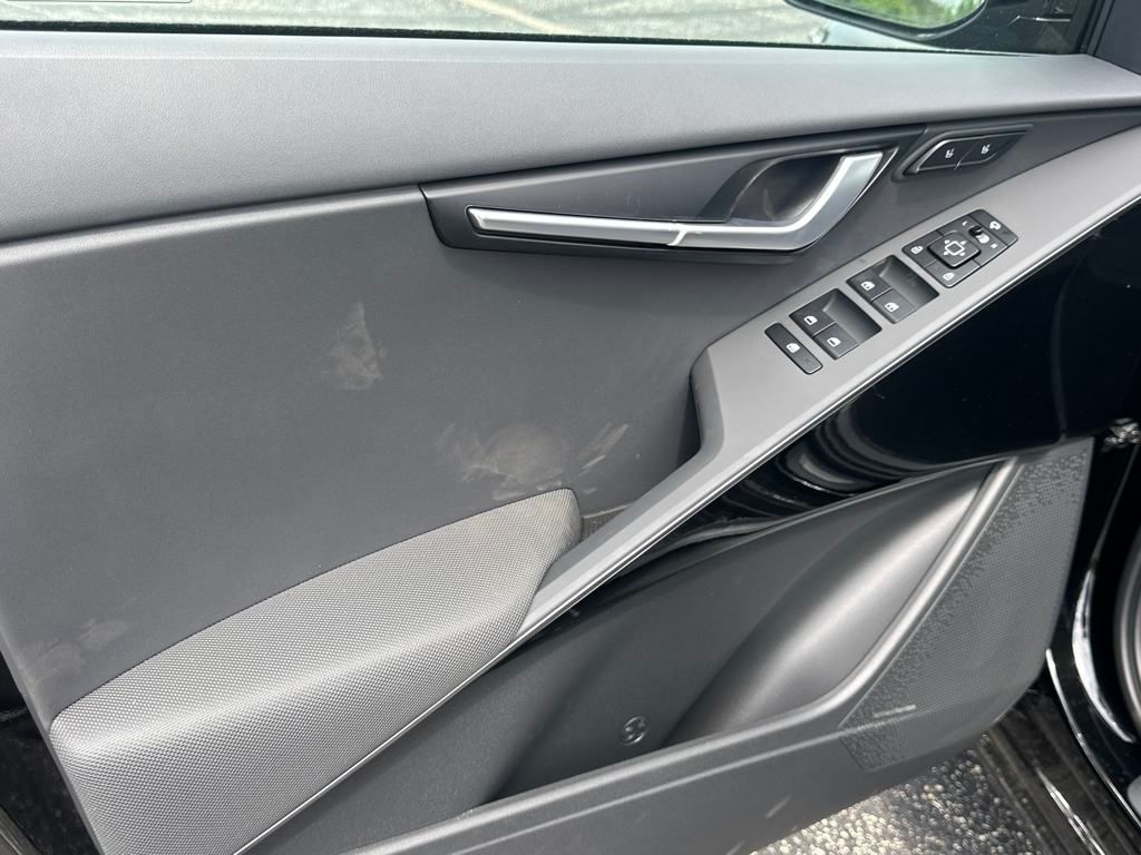 Vehicle image 10 of 44