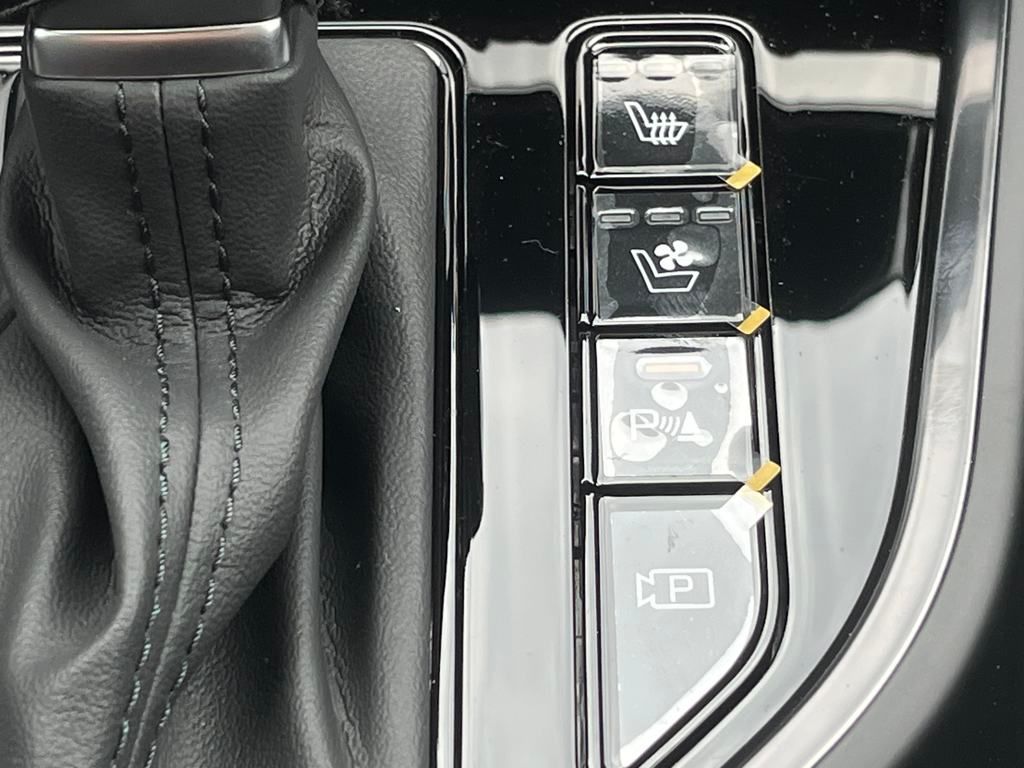 Vehicle image 33 of 46