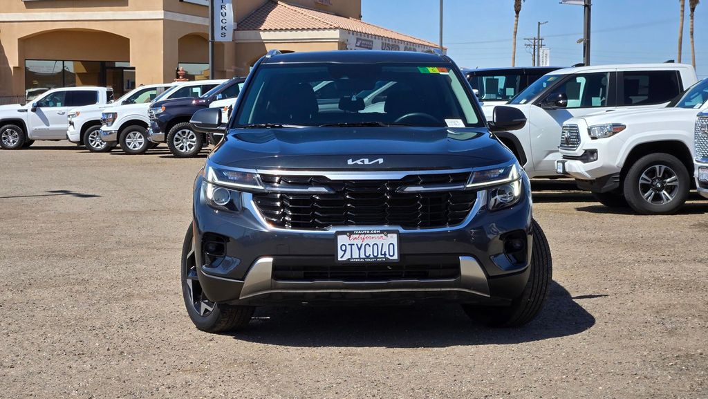 2025 Kia Seltos EX Image 2 of 27