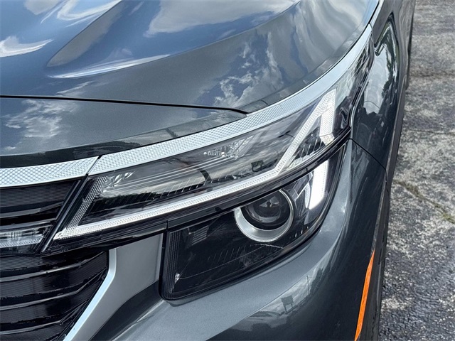 Vehicle image 10 of 30