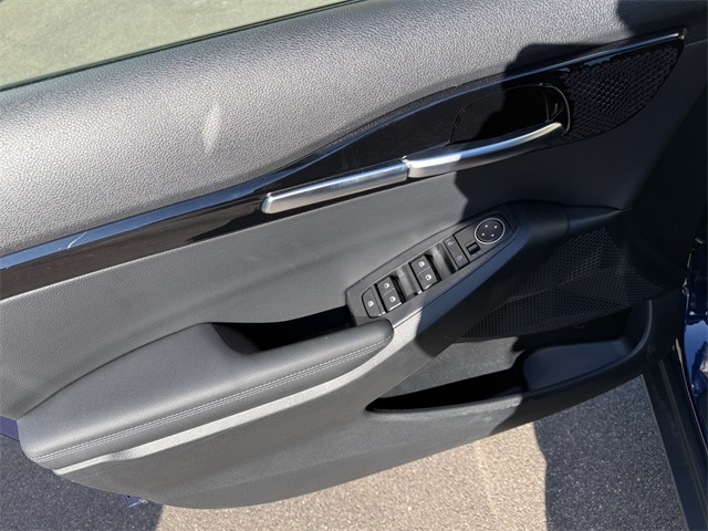 Vehicle image 15 of 27