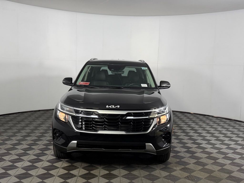 2025 Kia Seltos EX Image 3 of 37