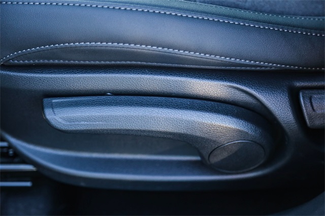 Vehicle image 21 of 25