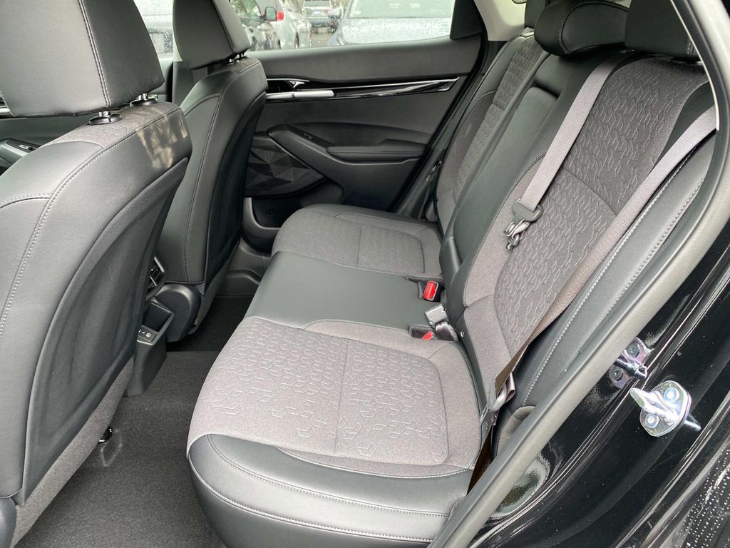 Vehicle image 7 of 14