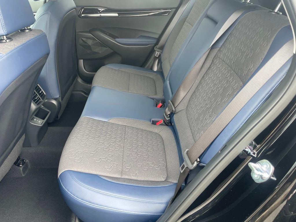 Vehicle image 7 of 13
