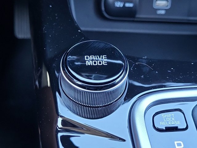 Vehicle image 25 of 27