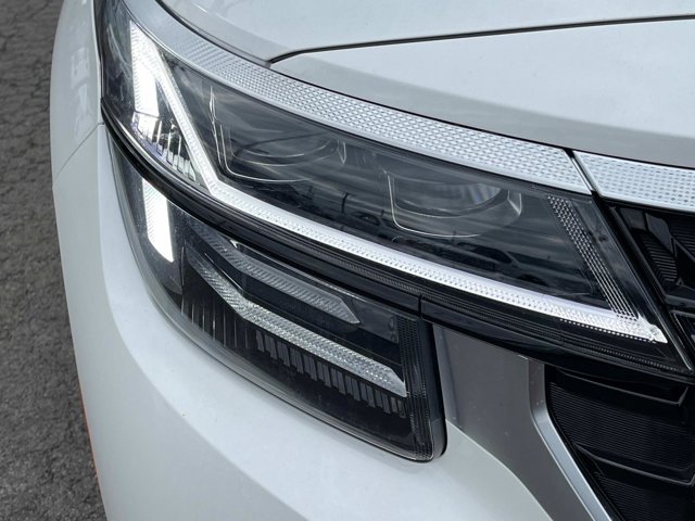 Vehicle image 7 of 38