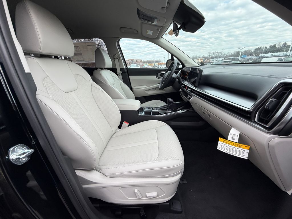 2025 Kia Sorento EX Image 13 of 30