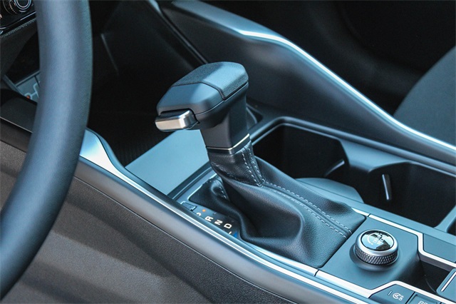 Vehicle image 21 of 28