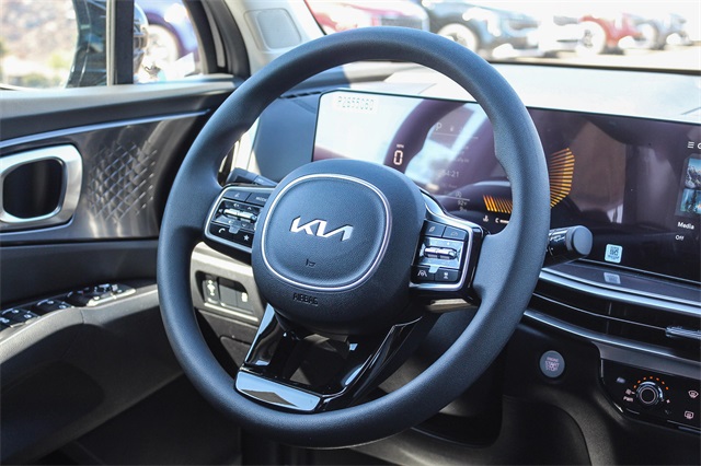 Vehicle image 16 of 28