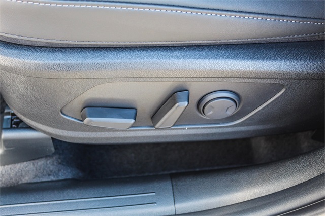 Vehicle image 23 of 28