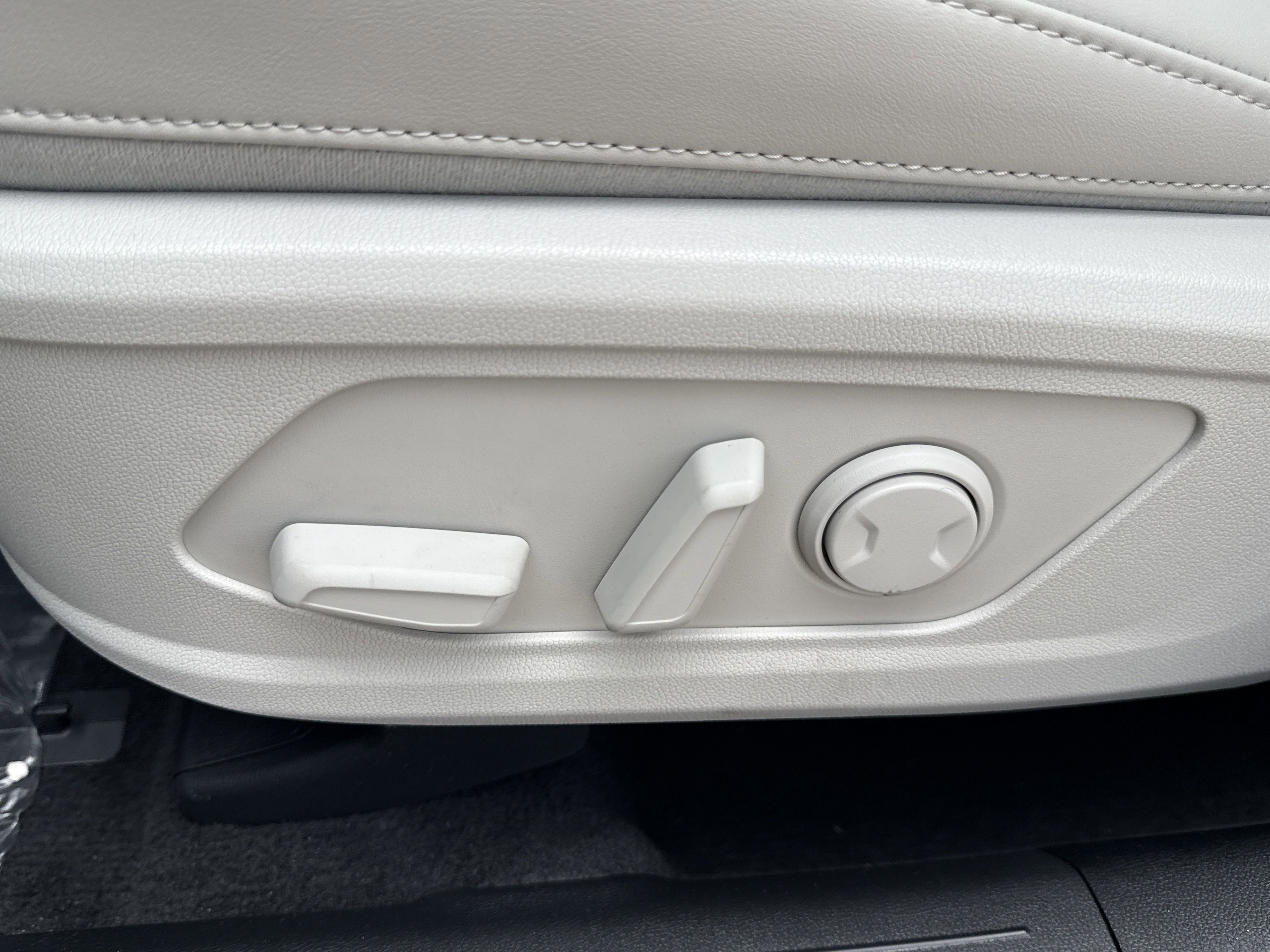 Vehicle image 24 of 34