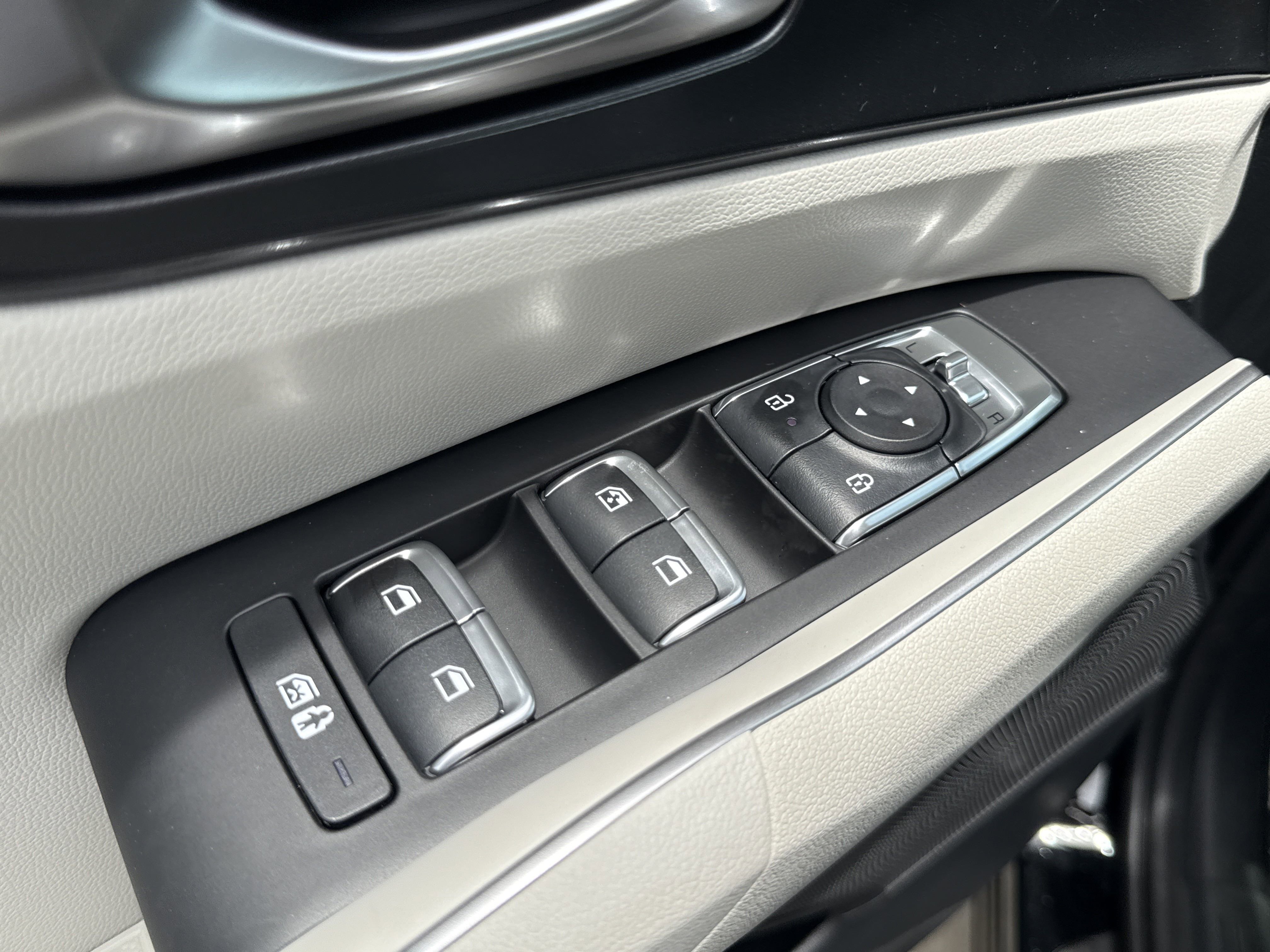 Vehicle image 26 of 34