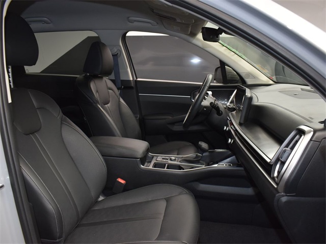 Vehicle image 33 of 49