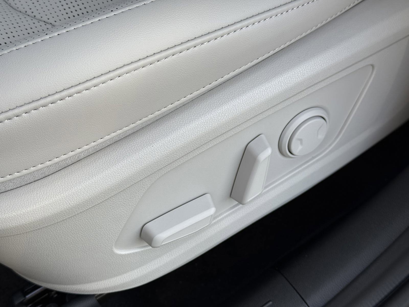 Vehicle image 22 of 36