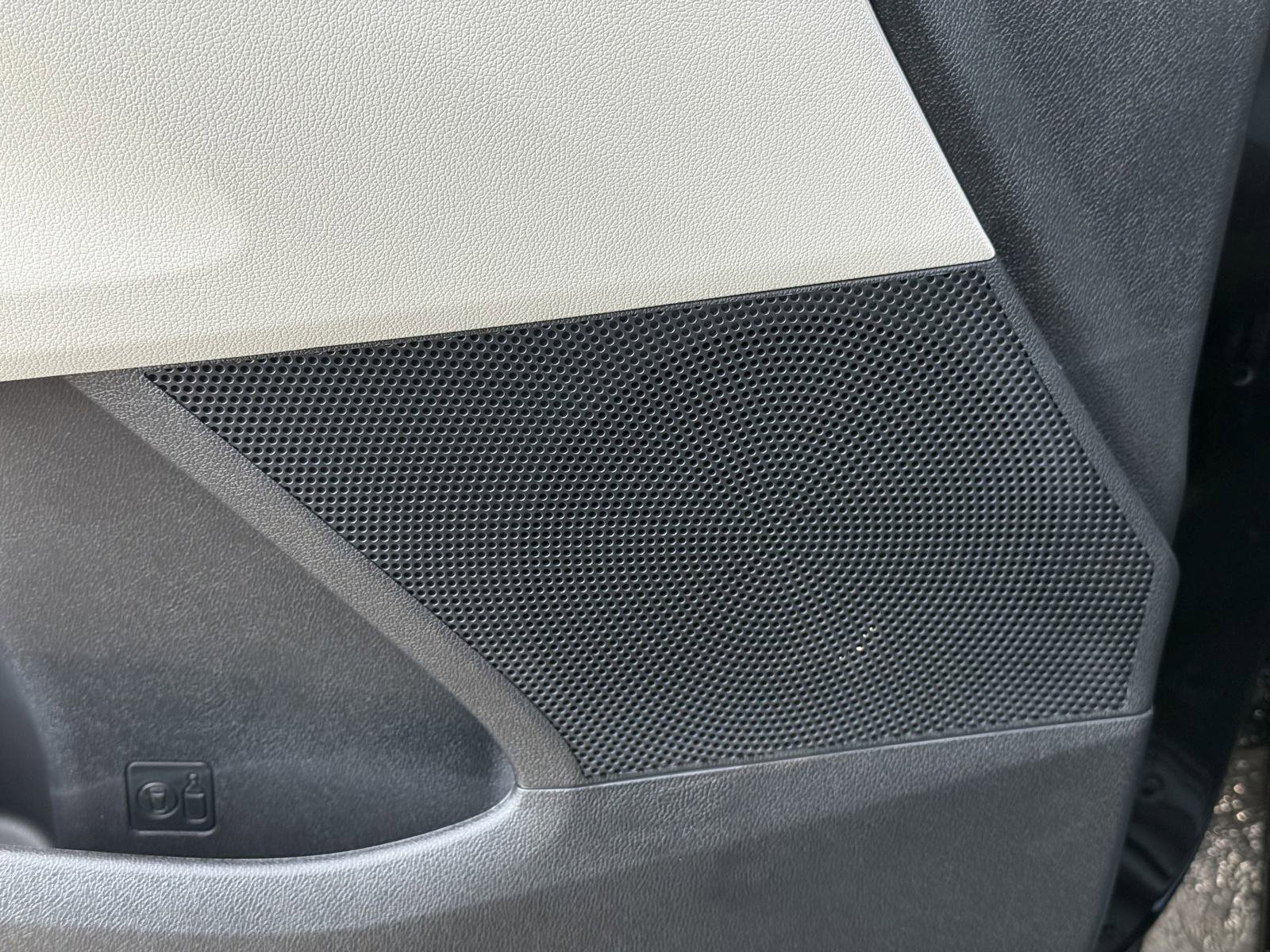 Vehicle image 21 of 36