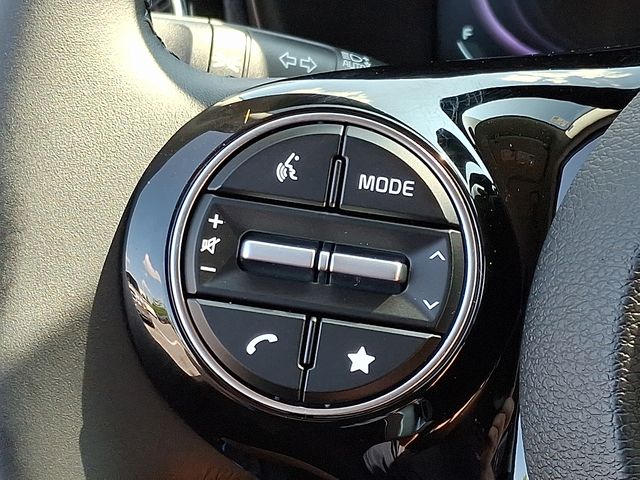 Vehicle image 17 of 22