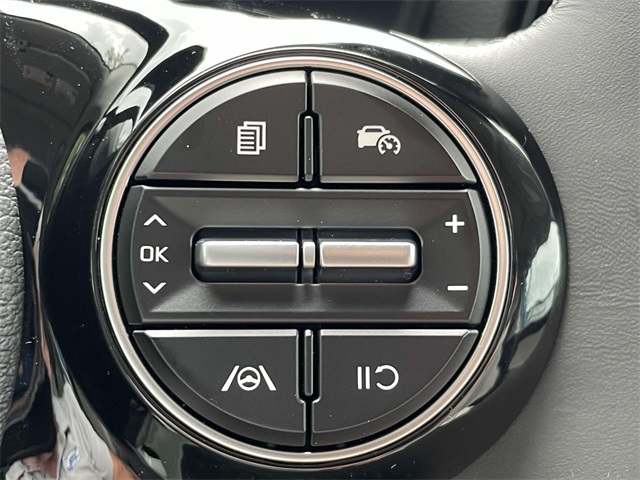 Vehicle image 31 of 37