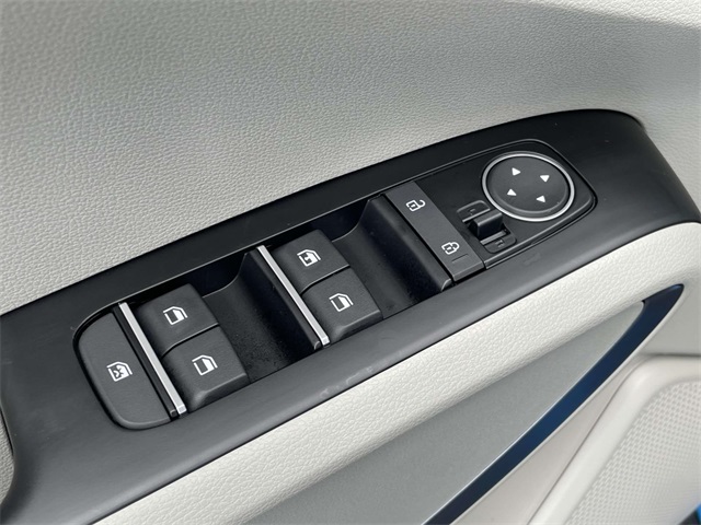 Vehicle image 27 of 37