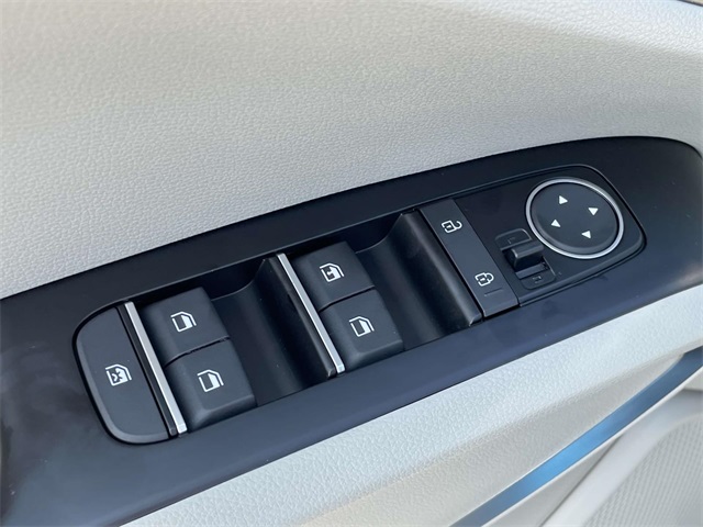 Vehicle image 27 of 37
